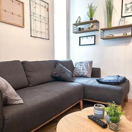 Urban With Private Garden Near Andrassy Apartamento